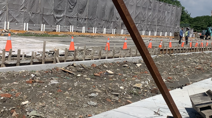 博愛路與新設的龍德新路西段,廢土回填嗎?!