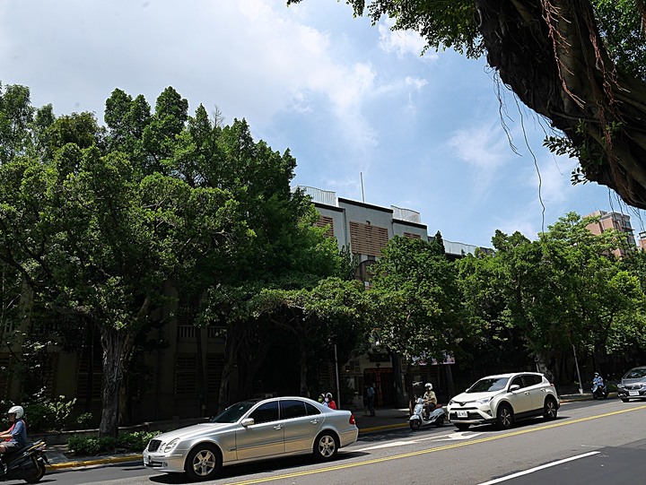 大稻埕教會、延平教會、大稻埕慈聖宮、涼州街街屋與原永樂公學校校舍 — 臺北橋下之大稻埕散策 第一部