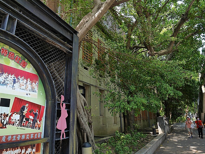 大稻埕教會、延平教會、大稻埕慈聖宮、涼州街街屋與原永樂公學校校舍 — 臺北橋下之大稻埕散策 第一部