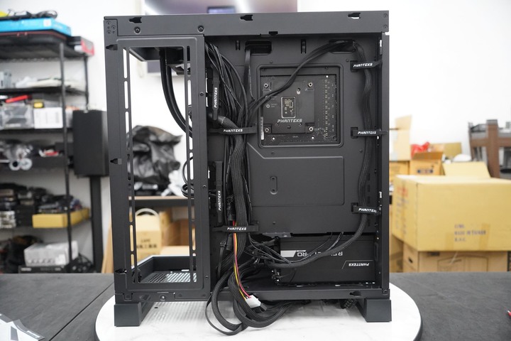 Phanteks 追風者 NV5 / Premium DRGB 套件 海景房直立式中塔機箱