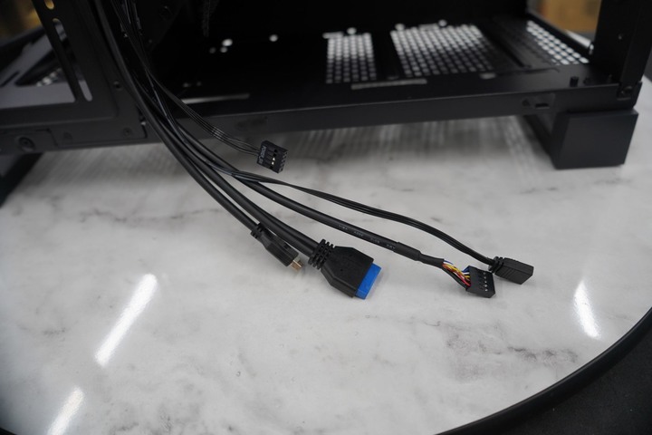 Phanteks 追風者 NV5 / Premium DRGB 套件 海景房直立式中塔機箱