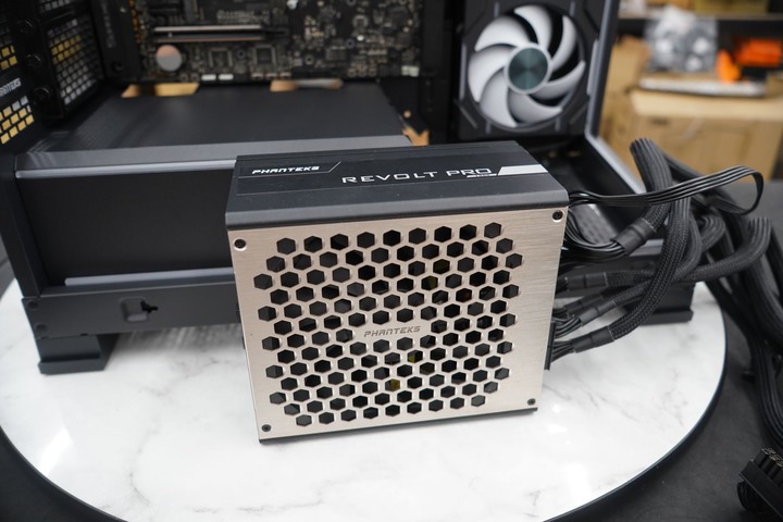 Phanteks 追風者 NV5 / Premium DRGB 套件 海景房直立式中塔機箱