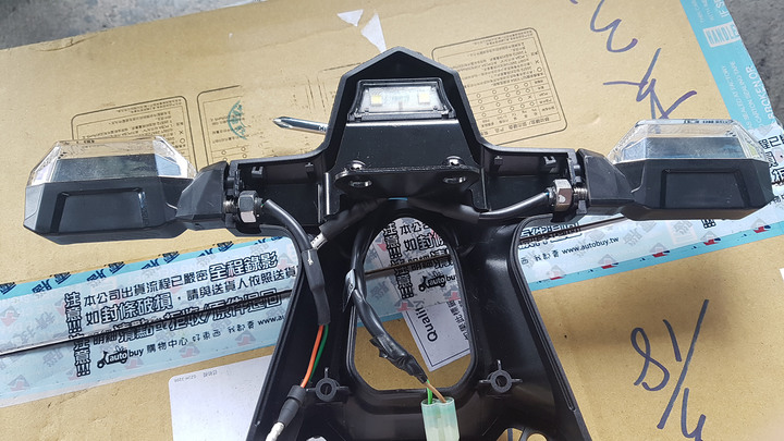 點我看大圖 🛠️KRV Moto 版車牌架上移,還原 TCS 版式樣