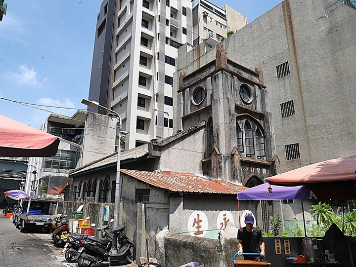 大稻埕教會、延平教會、大稻埕慈聖宮、涼州街街屋與原永樂公學校校舍 — 臺北橋下之大稻埕散策 第一部