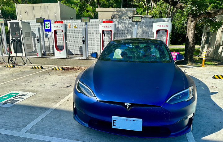 [開箱] 刷新三觀，信仰破壞！Tesla Model S Plaid
