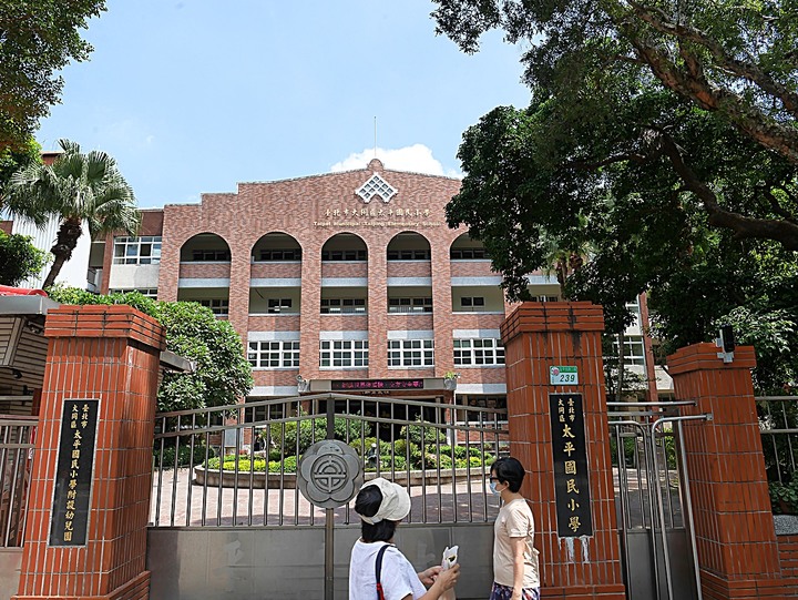 大稻埕教會、延平教會、大稻埕慈聖宮、涼州街街屋與原永樂公學校校舍 — 臺北橋下之大稻埕散策 第一部