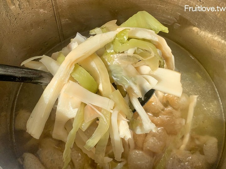 點我看大圖 米腸外酥內嫩,香腸鮮嫩多汁,還有提供免費的湯可以喝