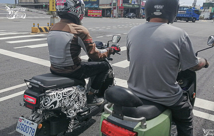 有網友在路上捕捉到一台測試車！