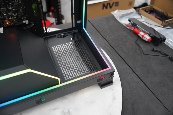 Phanteks 追風者 NV5 / Premium DRGB 套件 海景房直立式中塔機箱