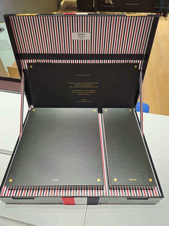 點我看大圖 等了兩年!Galaxy Z Fold5 Thom Browne,終於買到了!(不專業開箱)