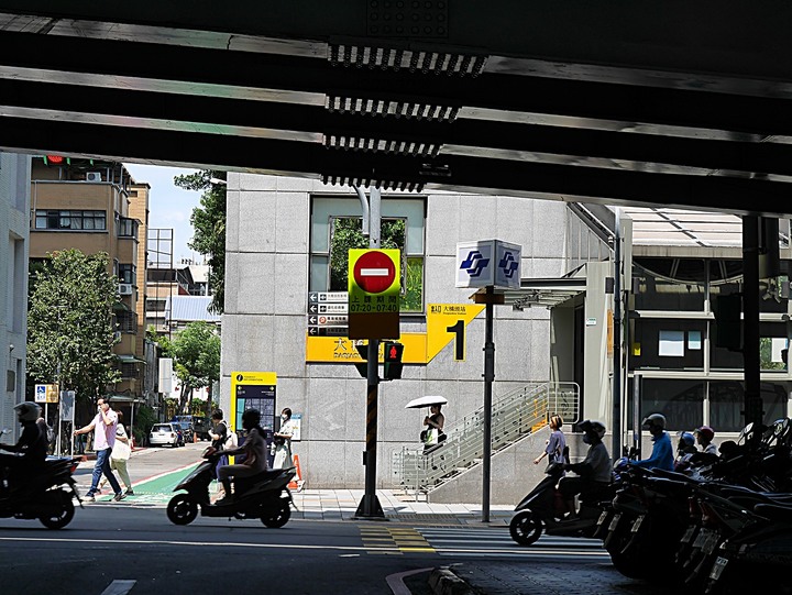 大稻埕教會、延平教會、大稻埕慈聖宮、涼州街街屋與原永樂公學校校舍 — 臺北橋下之大稻埕散策 第一部