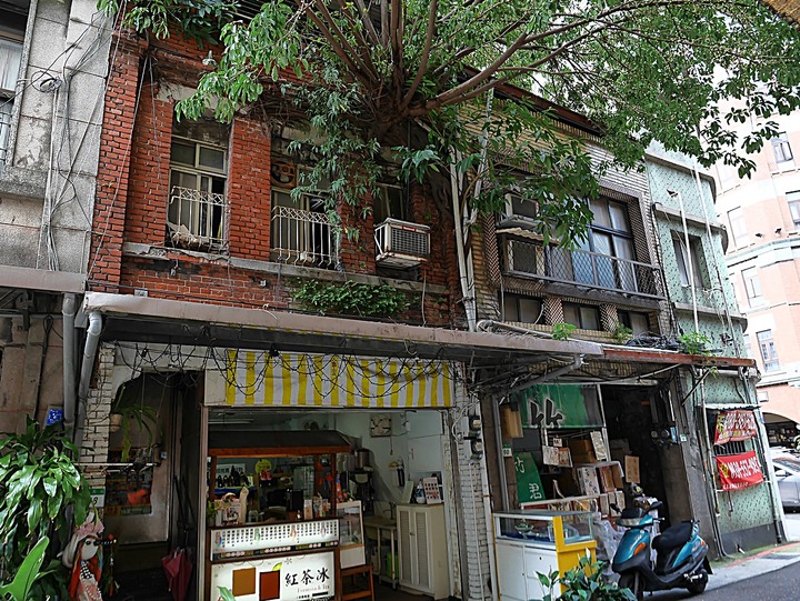 大稻埕教會、延平教會、大稻埕慈聖宮、涼州街街屋與原永樂公學校校舍 — 臺北橋下之大稻埕散策 第一部