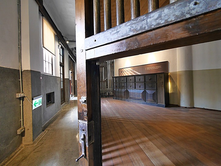 文萌樓、原臺北北警察署、新芳春行、老建築咖啡館群,外掛阿桐阿寶四神湯+大埔鐵板燒— 大稻埕臺北橋頭散策 第二部