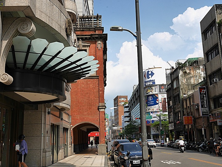 文萌樓、原臺北北警察署、新芳春行、老建築咖啡館群,外掛阿桐阿寶四神湯+大埔鐵板燒— 大稻埕臺北橋頭散策 第二部