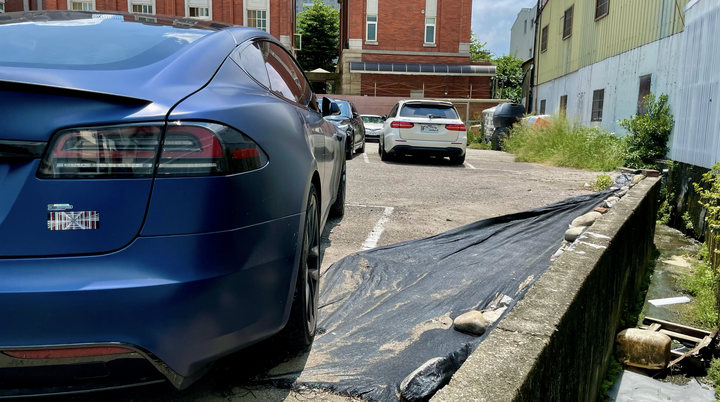 [開箱] 刷新三觀，信仰破壞！Tesla Model S Plaid