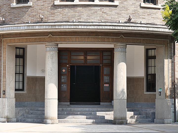 文萌樓、原臺北北警察署、新芳春行、老建築咖啡館群,外掛阿桐阿寶四神湯+大埔鐵板燒— 大稻埕臺北橋頭散策 第二部
