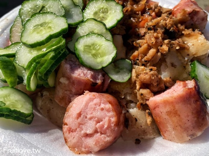 點我看大圖 米腸外酥內嫩,香腸鮮嫩多汁,還有提供免費的湯可以喝