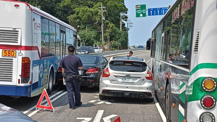 四車並列，關渡橋五股端，完全卡死