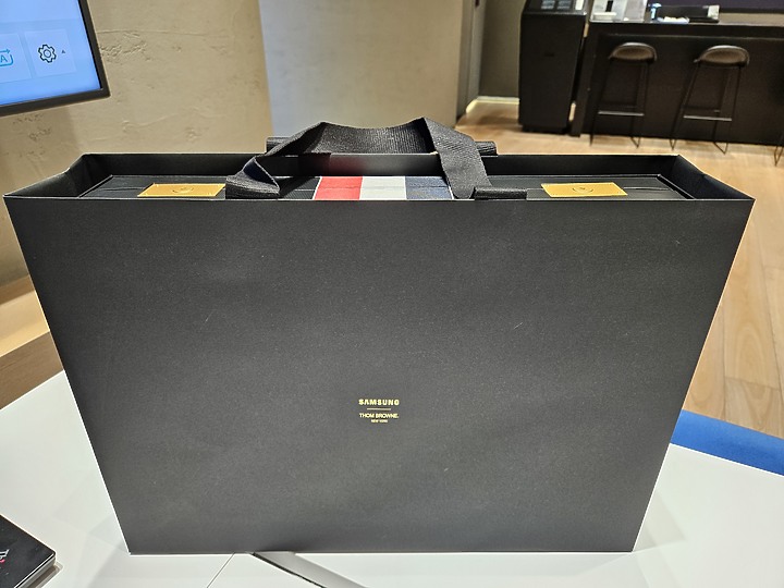 點我看大圖 等了兩年!Galaxy Z Fold5 Thom Browne,終於買到了!(不專業開箱)
