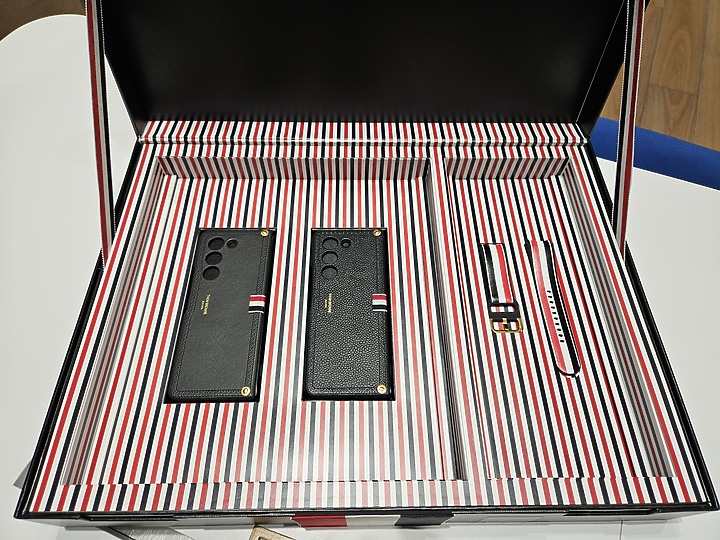 點我看大圖 等了兩年!Galaxy Z Fold5 Thom Browne,終於買到了!(不專業開箱)
