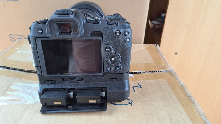 不專業EOS R8專用電池手柄簡易開箱