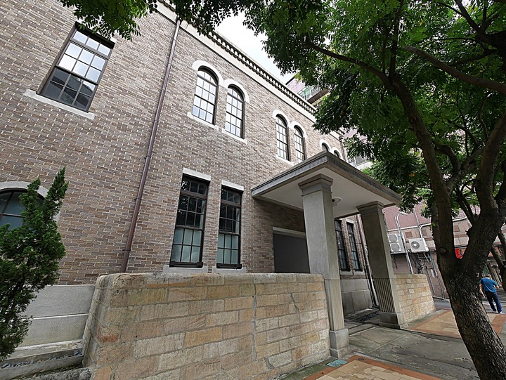 文萌樓、原臺北北警察署、新芳春行、老建築咖啡館群,外掛阿桐阿寶四神湯+大埔鐵板燒— 大稻埕臺北橋頭散策 第二部