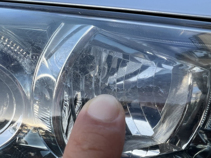大燈外殼表面產生裂紋和類似水垢狀白霧要如何處理？