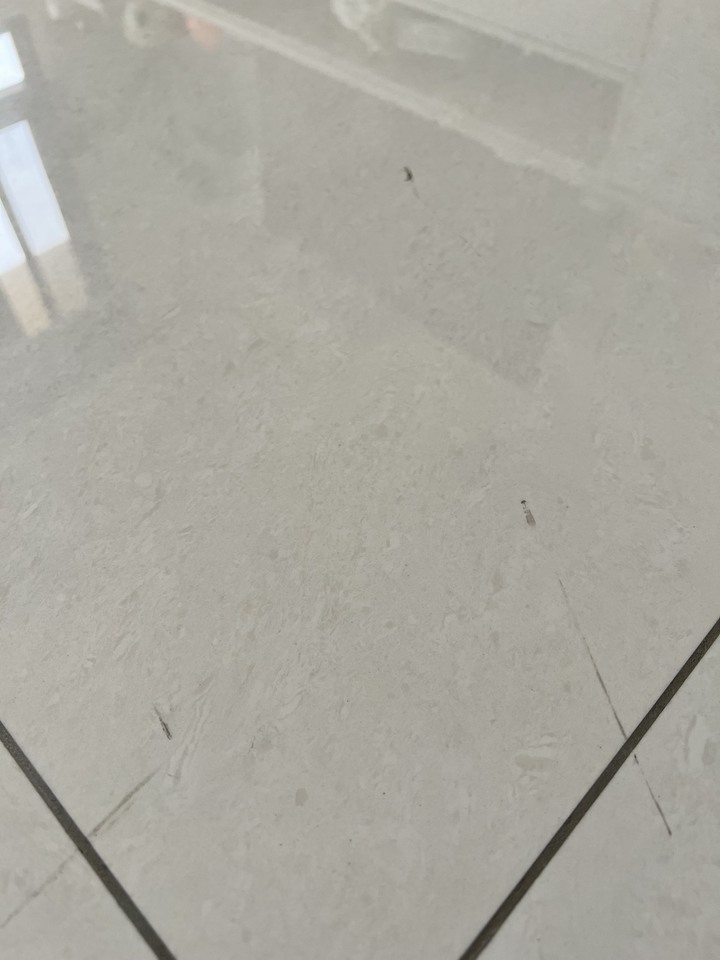 磁磚地板表面，黑色痕跡難消除