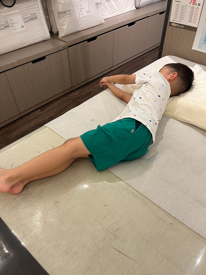 hola親子友善的枕頭試躺分享