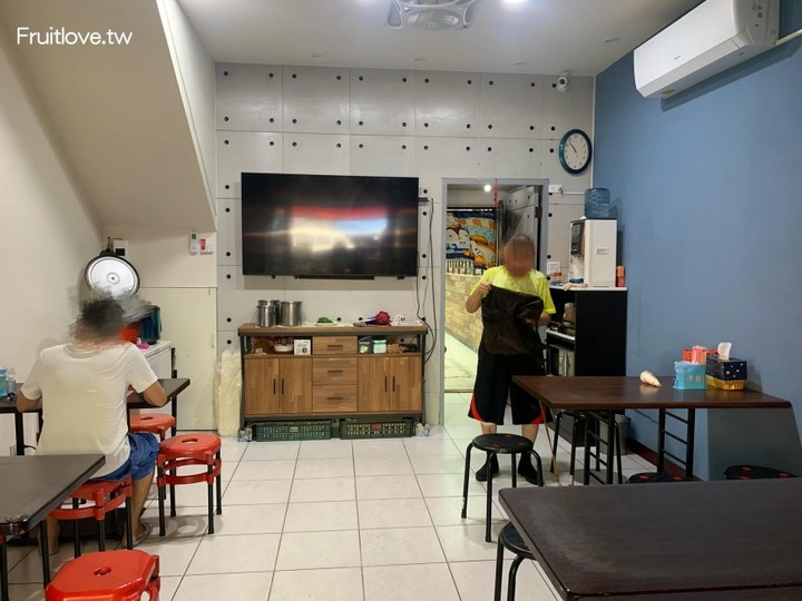 台中美食-雞排外酥內嫩，同時附上炒飯，很超值又有飽足感