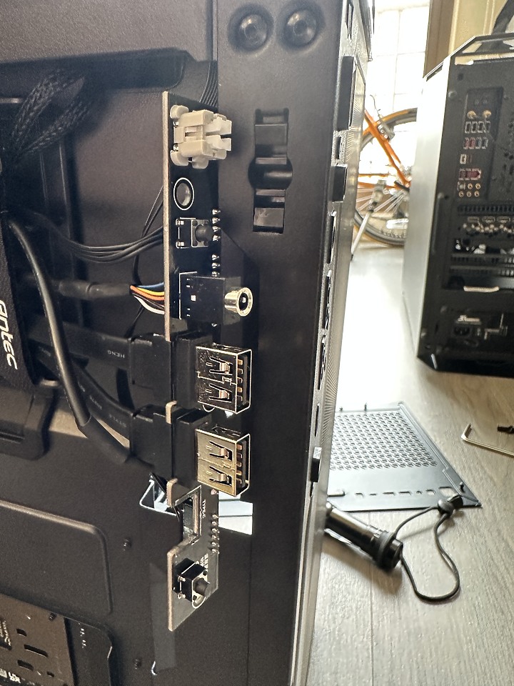 [更新]不慎將Antec Performance 1 ft機殼內建轉接線頭扯壞(代理商免費提供料件)