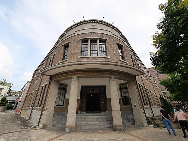 文萌樓、原臺北北警察署、新芳春行、老建築咖啡館群,外掛阿桐阿寶四神湯+大埔鐵板燒— 大稻埕臺北橋頭散策 第二部