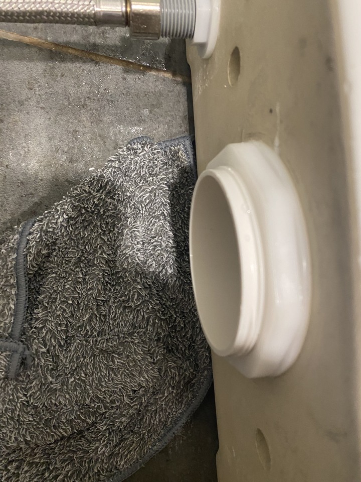 馬桶水箱落水器螺母轉不下來求救 內有圖