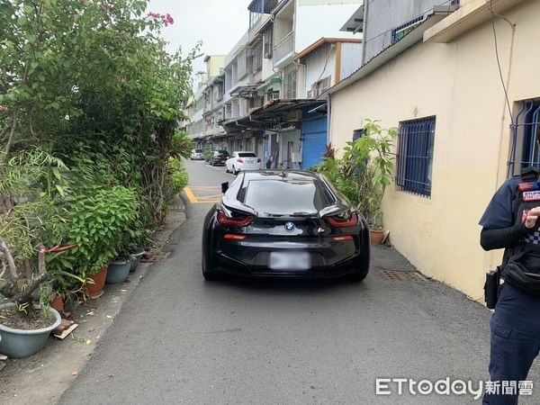A到BMW i8開溜!阿姨到案說明了慘吃罰單還要面對17萬修車費