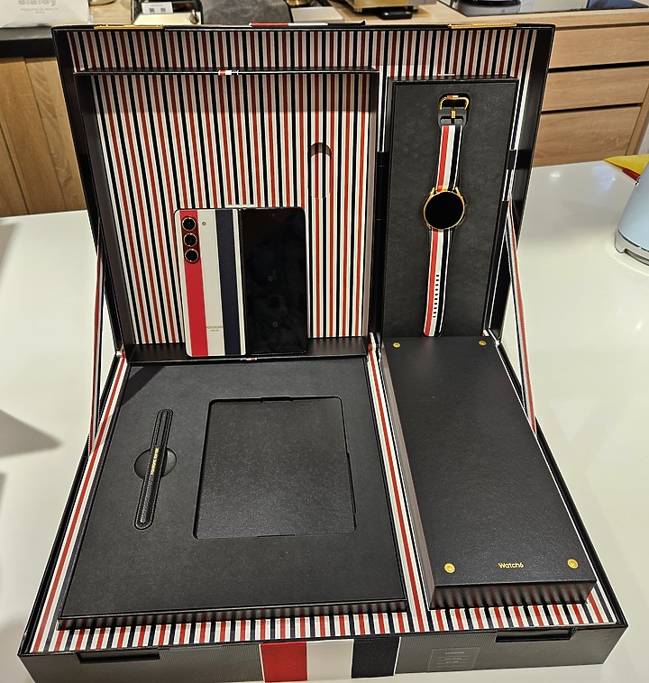 點我看大圖 等了兩年!Galaxy Z Fold5 Thom Browne,終於買到了!(不專業開箱)