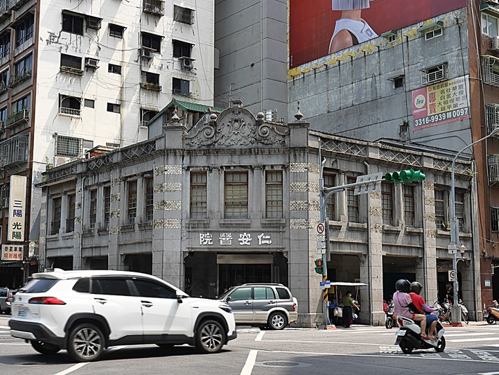 大稻埕教會、延平教會、大稻埕慈聖宮、涼州街街屋與原永樂公學校校舍 — 臺北橋下之大稻埕散策 第一部