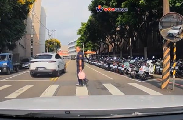 路口未禮讓行人又逆向超車保時捷車主這下慘了