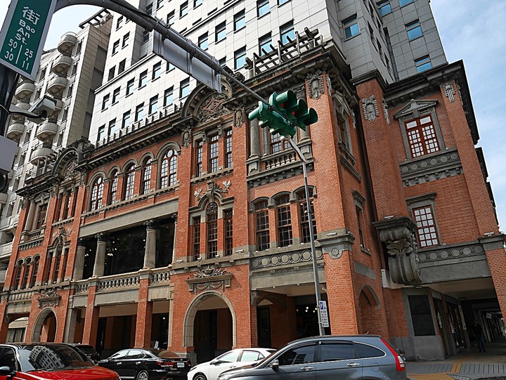 文萌樓、原臺北北警察署、新芳春行、老建築咖啡館群,外掛阿桐阿寶四神湯+大埔鐵板燒— 大稻埕臺北橋頭散策 第二部