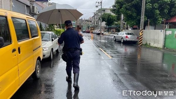 2歲童淋雨逛大街…暖警「爸氣外露」一把抱逐戶找家背影超溫馨