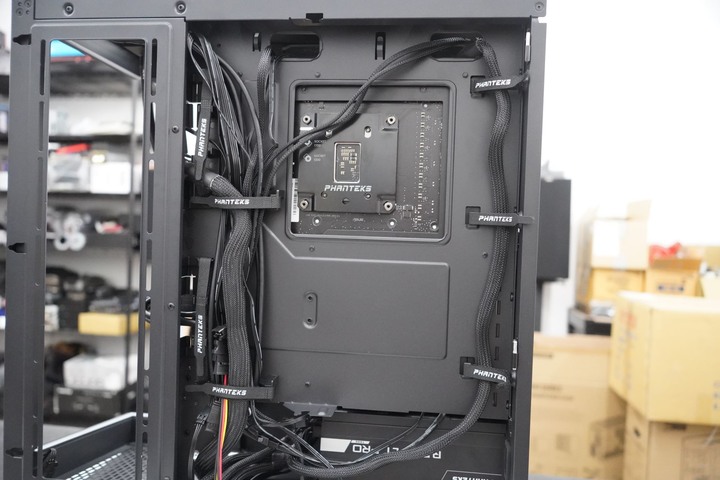 Phanteks 追風者 NV5 / Premium DRGB 套件 海景房直立式中塔機箱