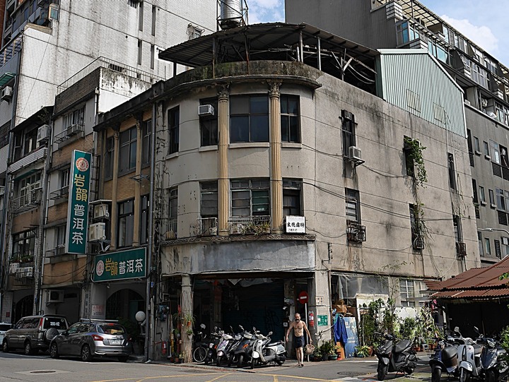 文萌樓、原臺北北警察署、新芳春行、老建築咖啡館群,外掛阿桐阿寶四神湯+大埔鐵板燒— 大稻埕臺北橋頭散策 第二部