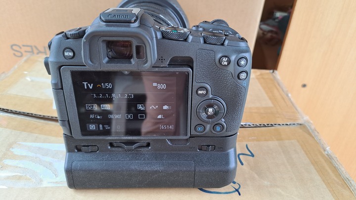 不專業EOS R8專用電池手柄簡易開箱