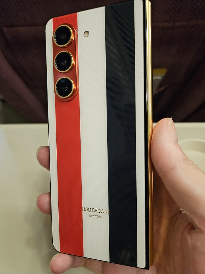 點我看大圖 等了兩年!Galaxy Z Fold5 Thom Browne,終於買到了!(不專業開箱)