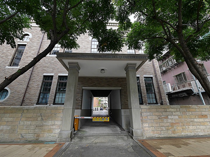 文萌樓、原臺北北警察署、新芳春行、老建築咖啡館群,外掛阿桐阿寶四神湯+大埔鐵板燒— 大稻埕臺北橋頭散策 第二部