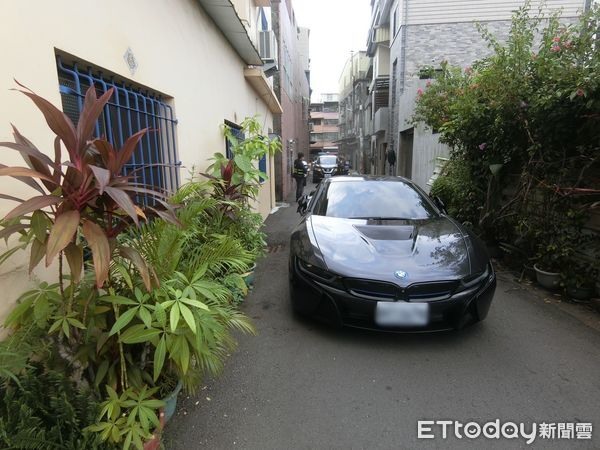 A到BMW i8開溜!阿姨到案說明了慘吃罰單還要面對17萬修車費