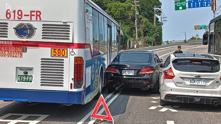 四車並列，關渡橋五股端，完全卡死