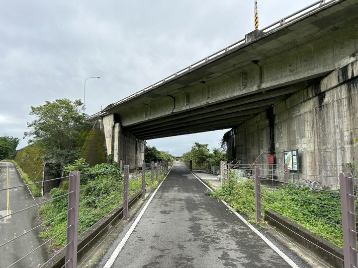 騎遊台灣最直長的公路(台9線)-月眉自行車道