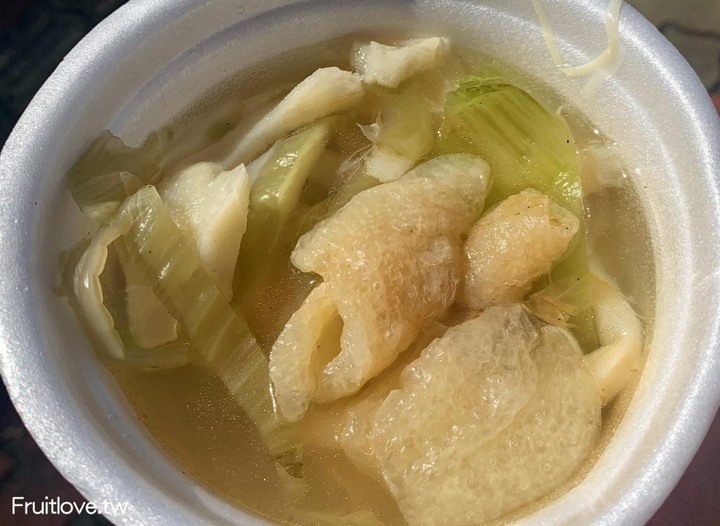 點我看大圖 米腸外酥內嫩,香腸鮮嫩多汁,還有提供免費的湯可以喝