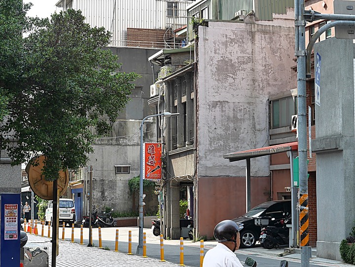 文萌樓、原臺北北警察署、新芳春行、老建築咖啡館群,外掛阿桐阿寶四神湯+大埔鐵板燒— 大稻埕臺北橋頭散策 第二部