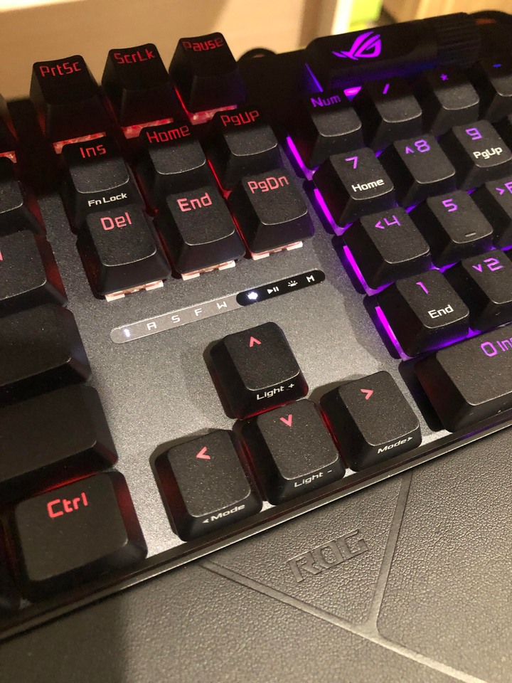 【心得】【小小打感分享】 「ROG Strix Scope II」雪軸